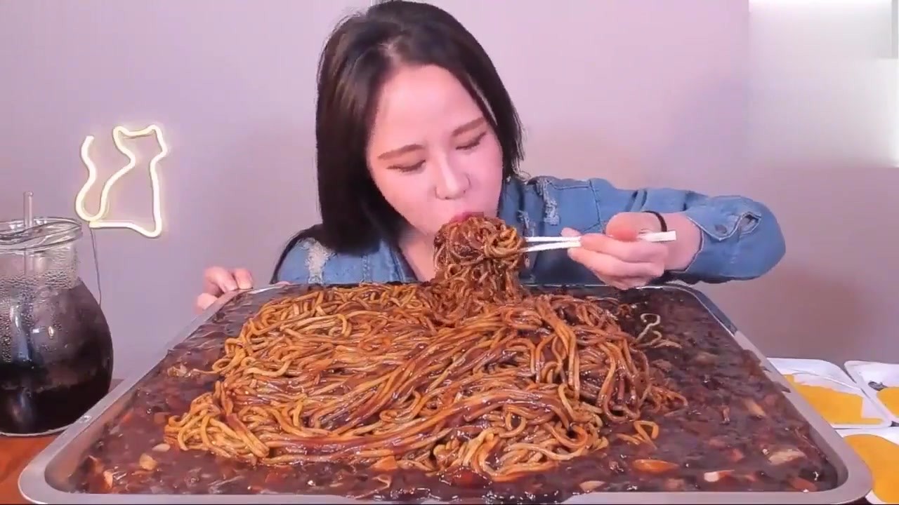 Beauty challenge time limit to eat 5 kilograms of fried noodles, frantically stuffed into her mouth, regardless of how ugly she looks.