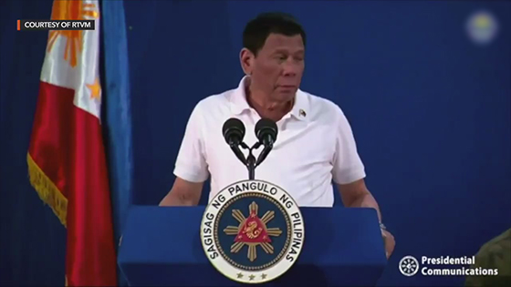 Rodrigo Duterte speech interrupted by gecko, then he plays a joke on the animal.