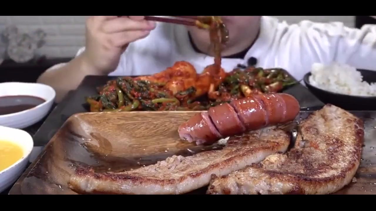 Koreans eat sowing brothers, iron plate pork with sausage, onion pickles