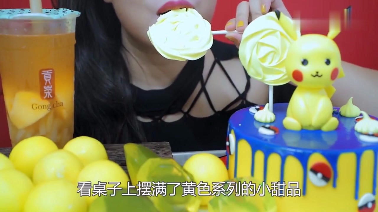Miss and sister eat yellow desserts, cute Pikachu, netizens - are reluctant to eat.