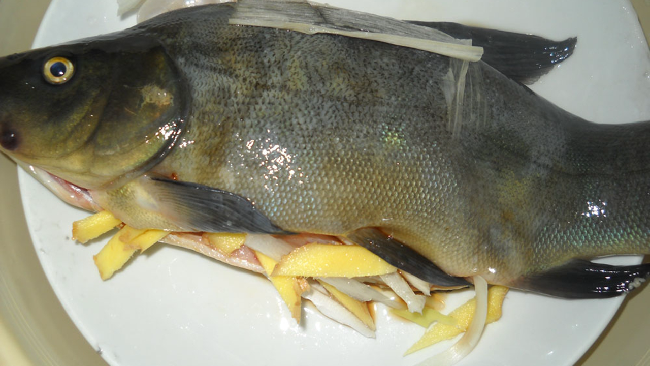 Crucian carp and it is a perfect match, often eat a little, nourishing kidney and essence, strong and powerful body