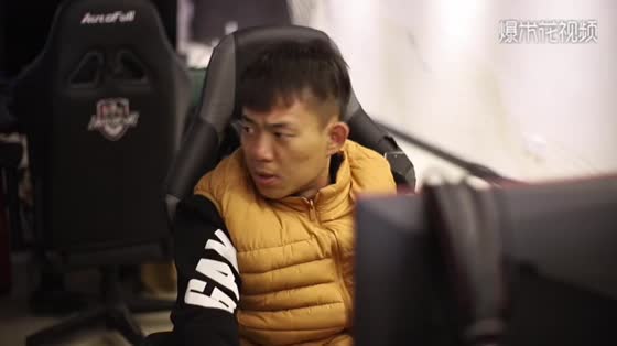 Two men play games in Internet cafes. The man tries to play tricks on his friends. The result is embarrassing.