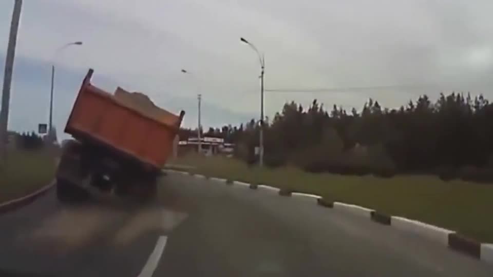 The truck driver escaped by feeling that the situation was not working hard on the brakes.