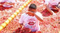 Hangzhou: A swimming pool of hot pepper, hot eyes! In the National hot eating contest, Henan boys won the championship and took the gold bars.