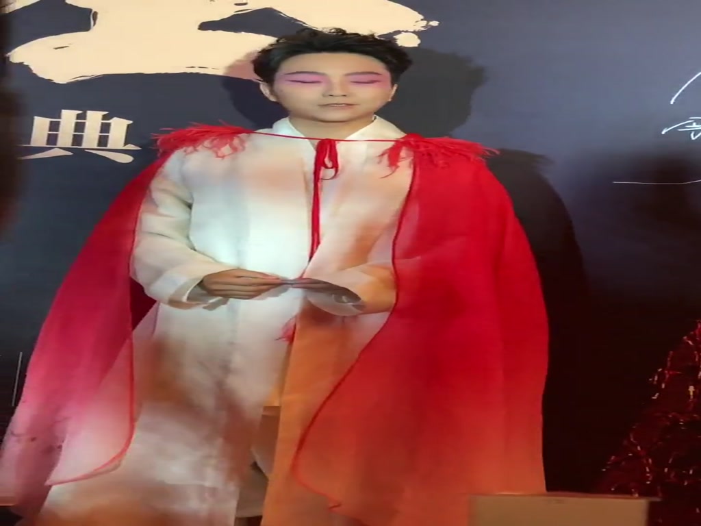 In the live broadcast, Li Yugang dressed up in an old fashion and appeared on a red carpet scene. It's really beautiful and immortal. He's going to play Wang Zhaojun. Oh, what do you expect?