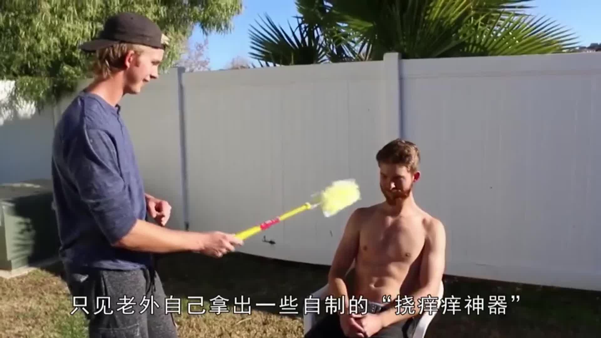 When foreigners hold a wonderful flower 