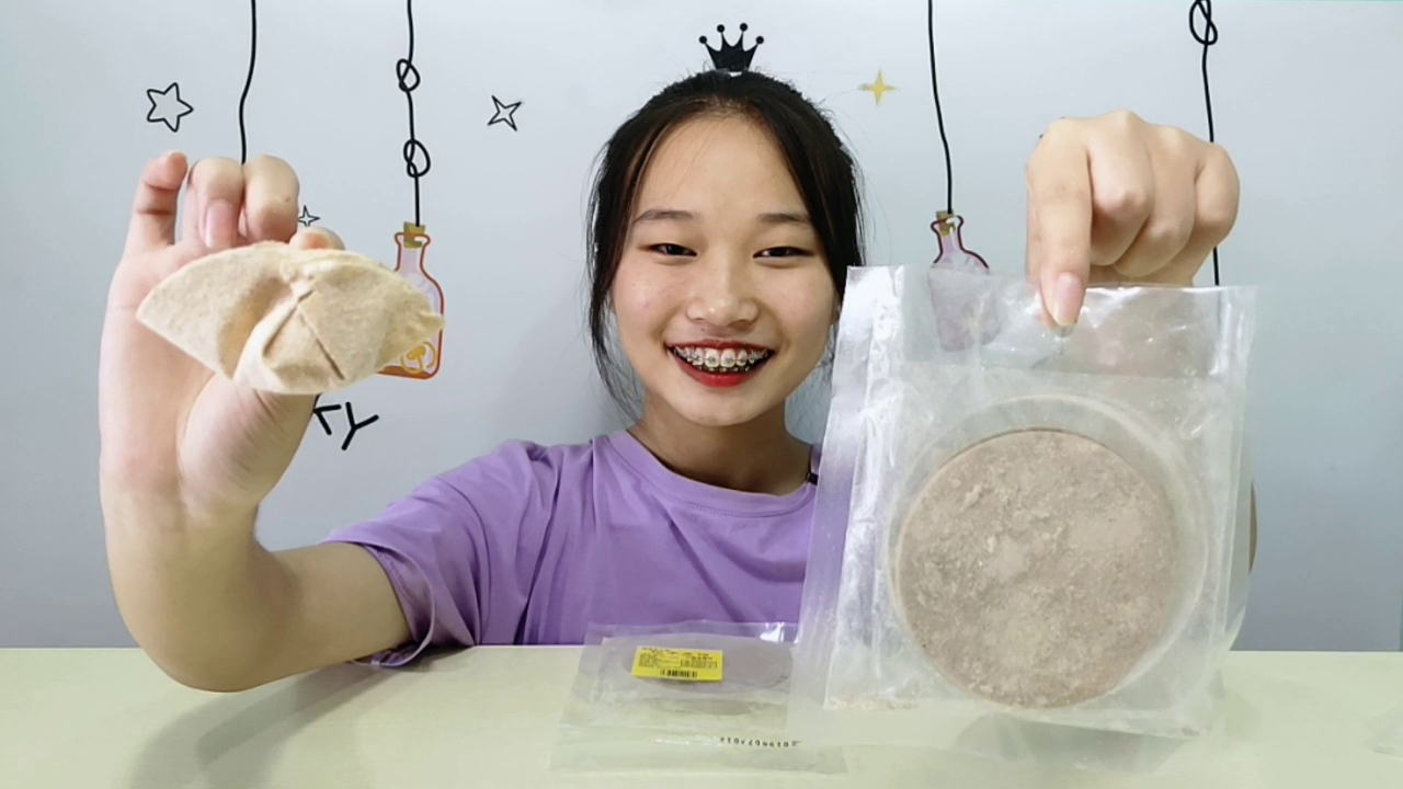 Ya Mei tries to eat "Jiaozi candy", which is round and thin. It's sweet and interesting to eat while wrapping