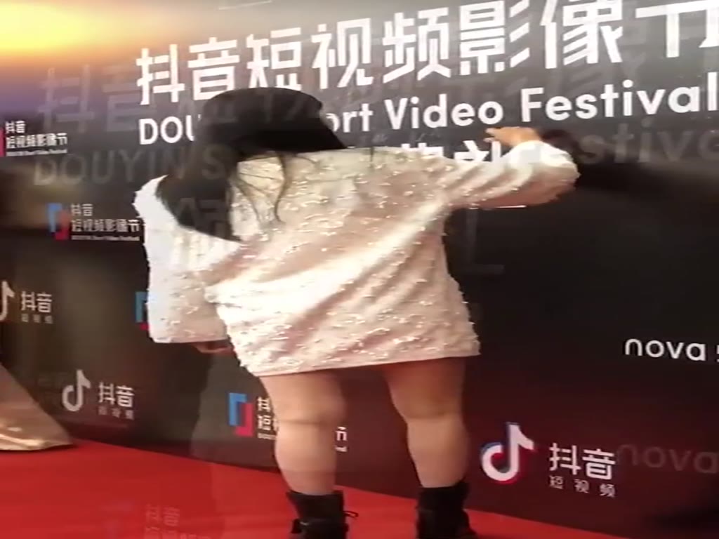 Short Video Festival Ouyang Nana guitar singing this thigh, too beautiful.