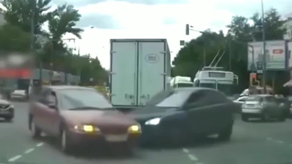 Two cars diverted at the same time and crashed into each other embarrassingly.
