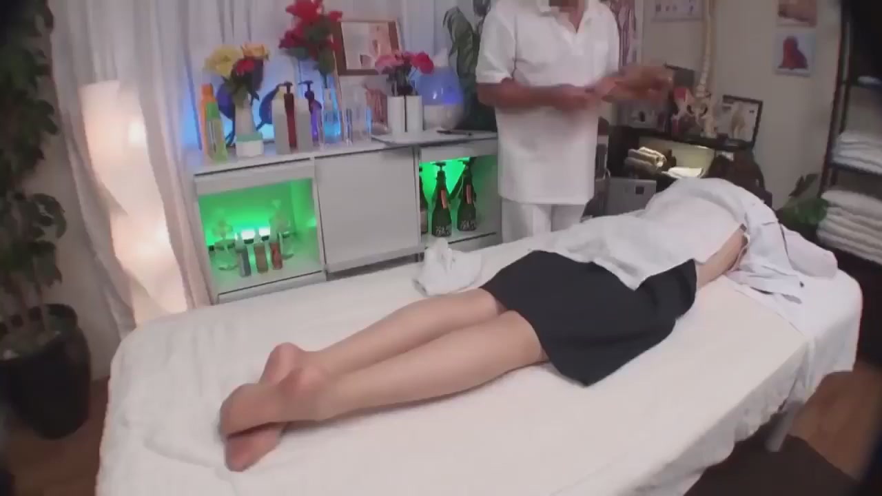 Japanese girl massage video:Enjoy the full body massage in the massage room
