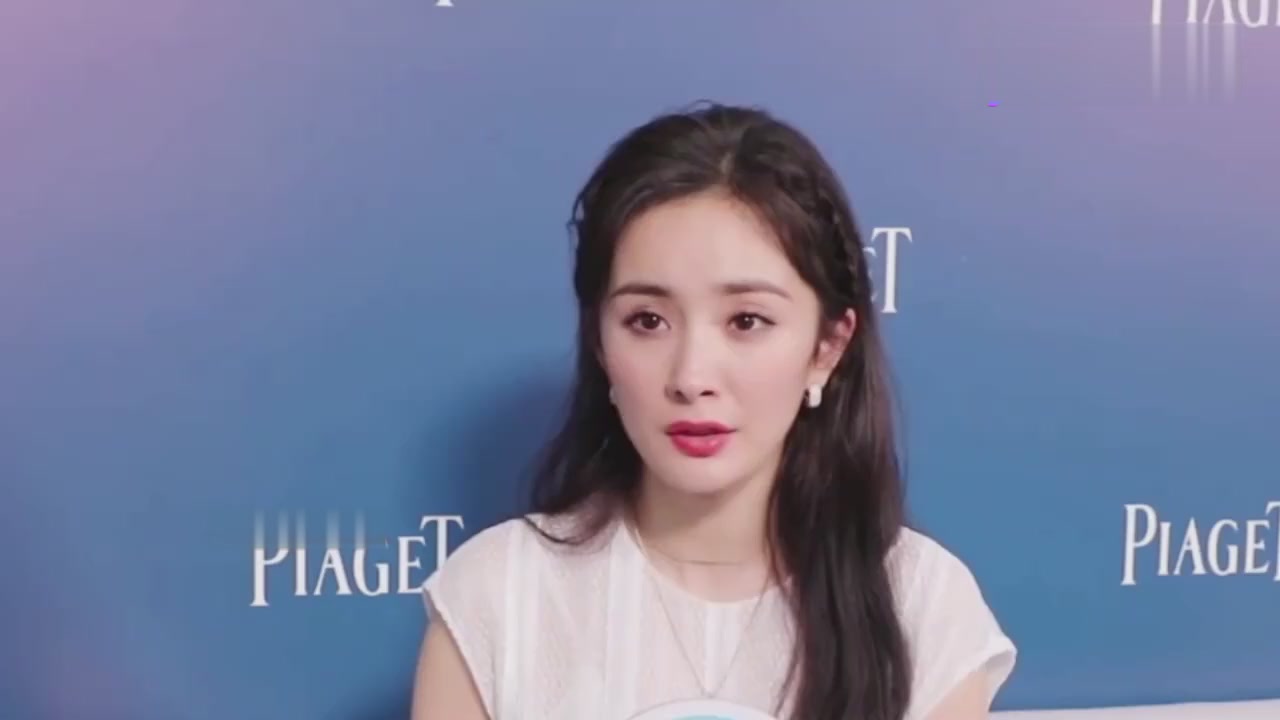Yang Mi New Hairstyle:Sit in front of the makeup mirror and cover her face