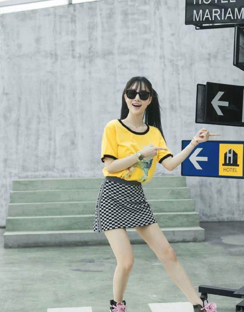 Li Xiaolu yellow T-shirt and miniskirt,full of vigor and vitality