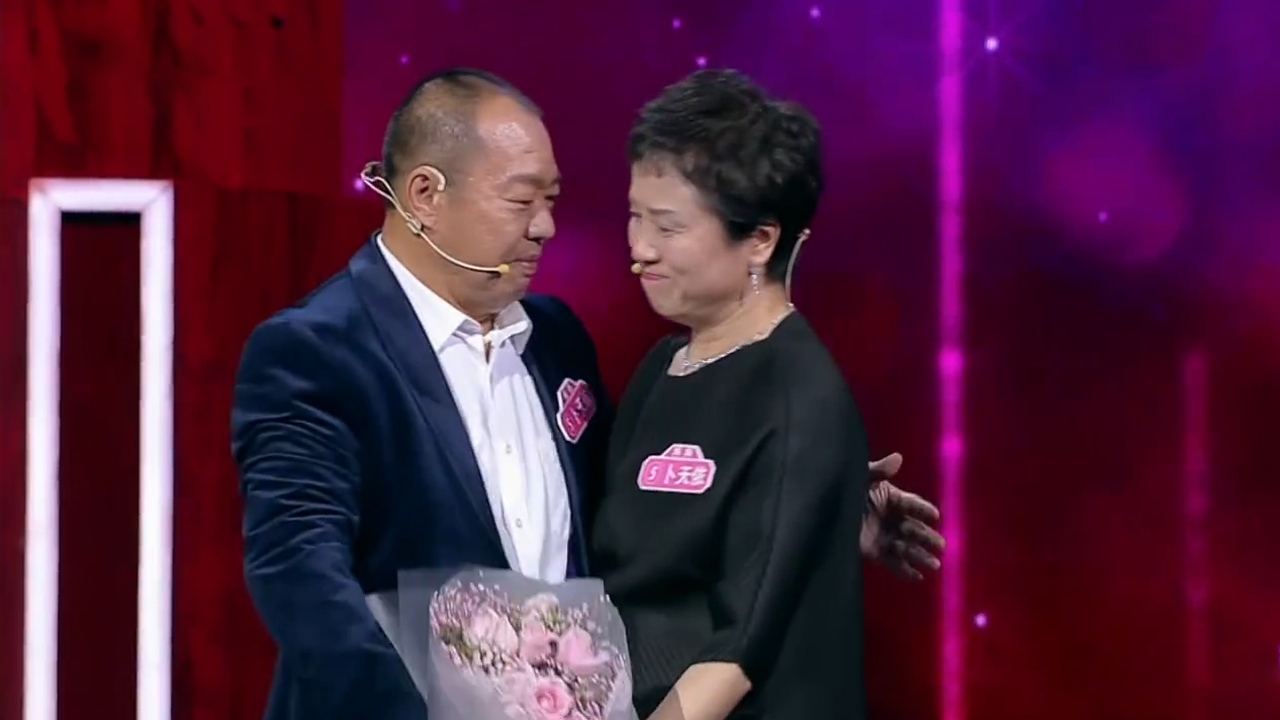 After 16 years of divorce, she joined hands again. The parents of the female guests staged a century-long reunion, which caused Meng Fei to burst into tears.