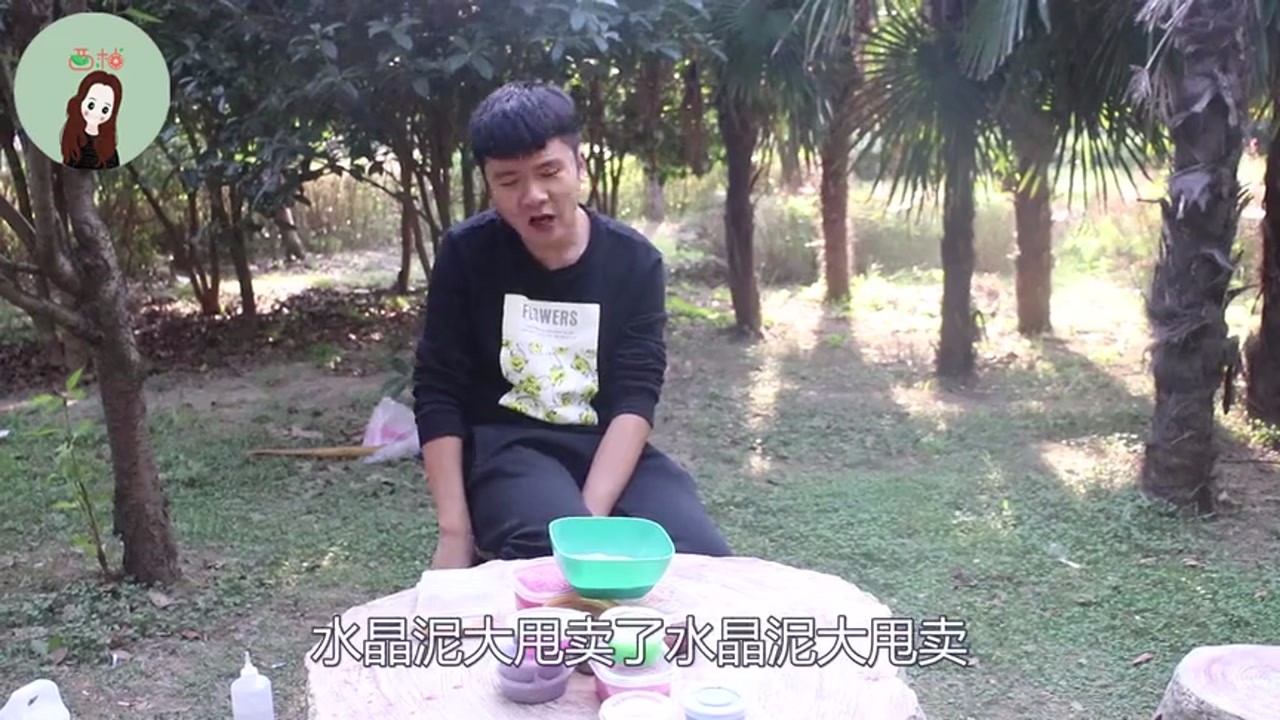 The boy sells borax-free mud, nobody buys it. After pomelo tricks, he loses two boxes of mud without earning a penny.