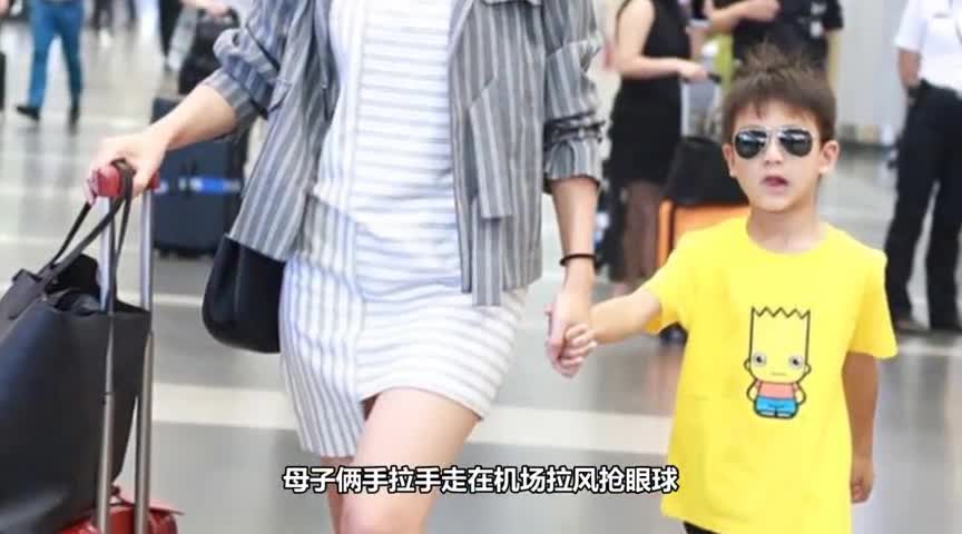 Ye Yiqi, 35, takes her son on a trip. Xiao Liangzi, 8, wears sunglasses and prints t. She looks like Tian Liang.