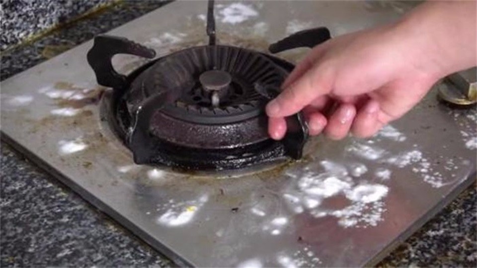 Just sprinkle a handful on the stove, the dirty stove can be washed clean as new, and all the oil stains and rust are removed.