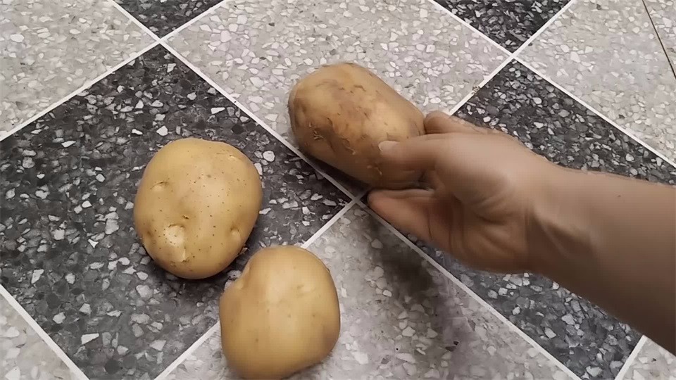Originally, potatoes were peeled without peeling, but only a piece of tin paper was needed. Not many people knew about it.