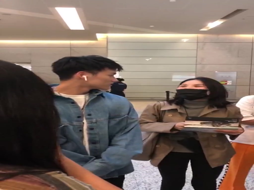 Jeffrey Dong Youlin's elder brother at the airport was laughed at by fans for delaying and said to the staff, "Don't delay my work."