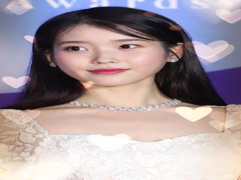 IuIU White Skirt Shows Baixiang Art Award Red Carpet Beauty