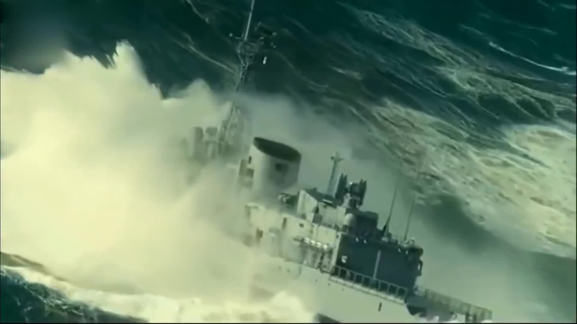 It's awesome that the ship is thrown into the air by the waves when it meets a huge wave tens of meters high in the sea.