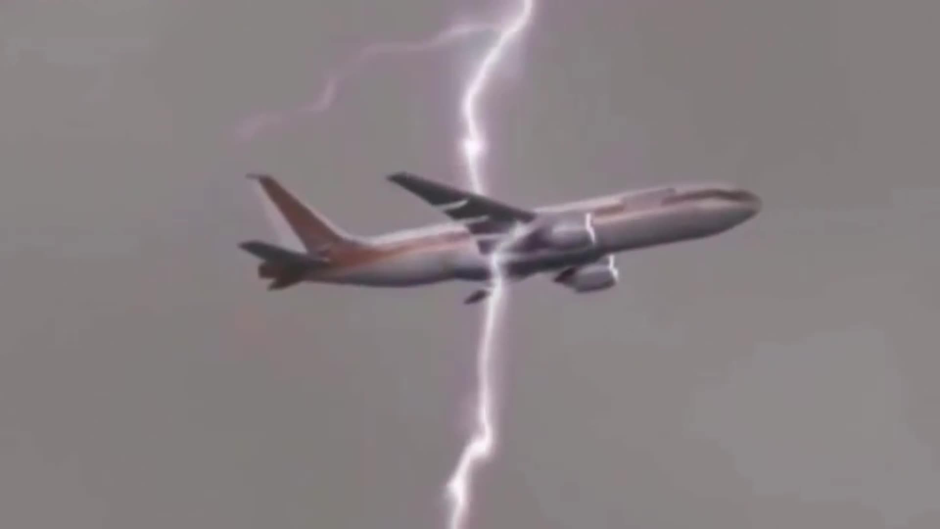 The camera recorded a frightening scene, and the airplane was struck by lightning in the air. It was very exciting to see.