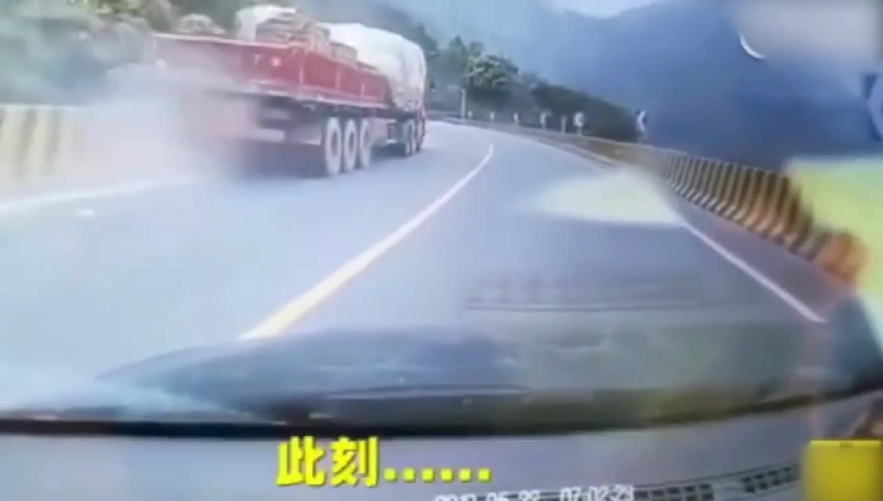 The driver of the cart reacted to save his life when he was in danger on the highway.