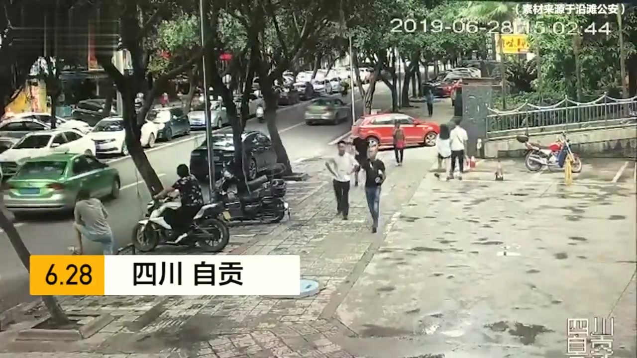 Sichuan anti-drug policemen were dragged by motorcycles for more than 20 meters and fell down. They quickly climbed up and captured drug traffickers.