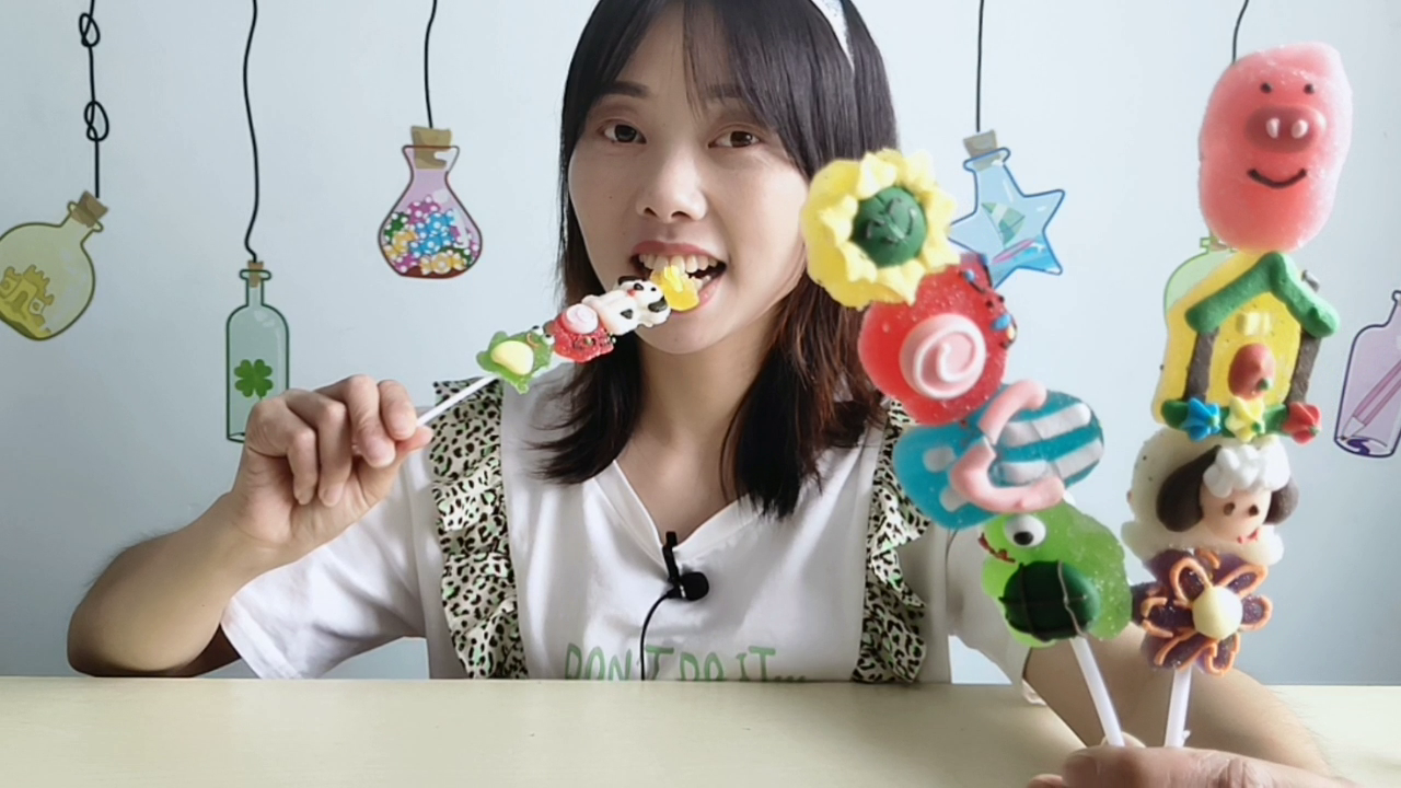 Food dismantling: sister eat "cartoon string candy", dazzling dazzling beautiful, light sweet palatable.