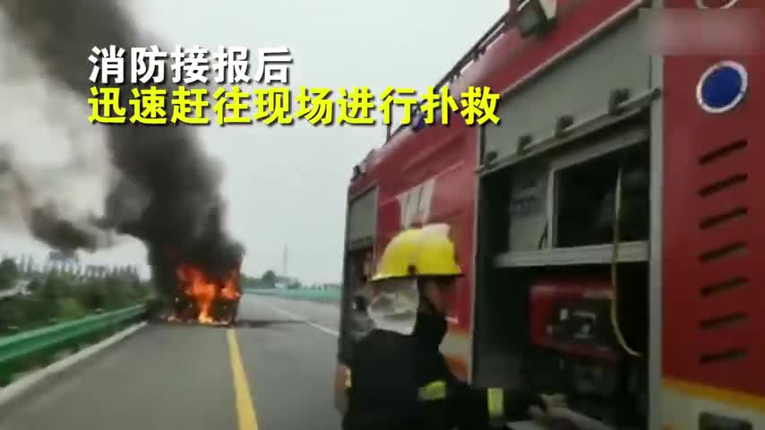 Great locomotive fire broke out at high speed on lime truck