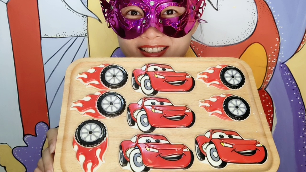 Miss and sister eat "McQueen Car Chocolate", big eyes, red body and grinning, rich milk taste to eat fragrantly.