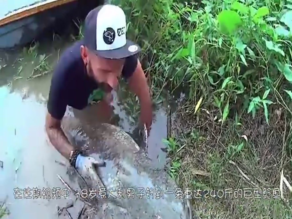 The little brother fishing in the countryside did not expect to catch a big cargo.