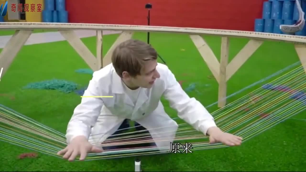 The young man made trampoline with 15,000 rubber bands and jumped on it. It was so funny that he couldn't stop.