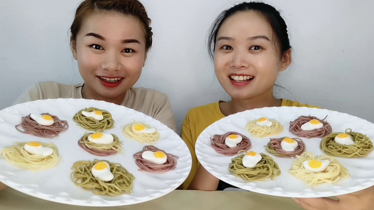 Creative "egg noodles with fruits and vegetables", sweet and sour in salty, green, healthy and delicious.