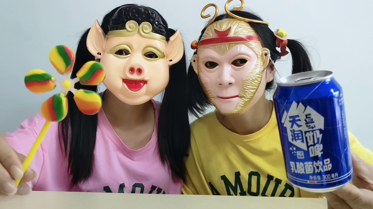 Two girlfriends wear masks and play with themselves. Brother Monkey quits laughing and laughing, and eats, drinks and plays are very funny.