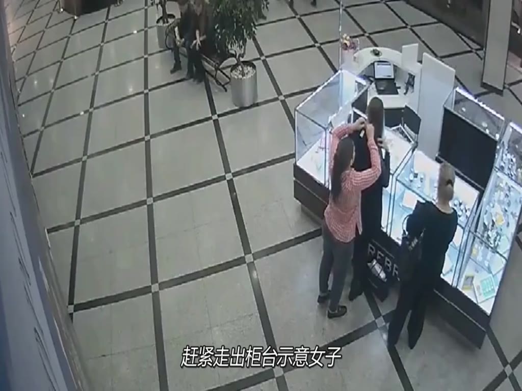 The waitress dared not say anything when she saw the woman stealing. If it wasn't for surveillance, who would believe it?