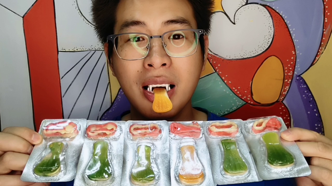 Eyeglasses eat "fake tongue and false tooth soft sweets". They look funny and funny, sweet and chewy.