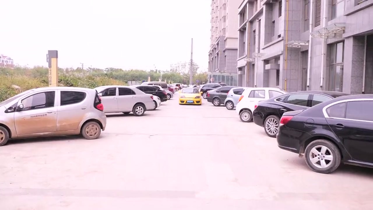 Beautiful women take a sports car to see her ex-boyfriend picking up garbage, after getting off all kinds of show-off, the end of laughing stomachache
