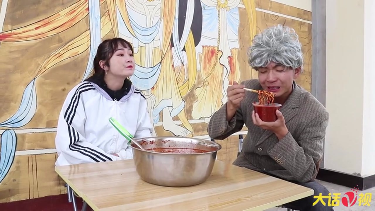 Beauty sells Seafood Soup for free. Grandpa dresses up as Grandpa. It costs 100 yuan to drink a bowl of soup.