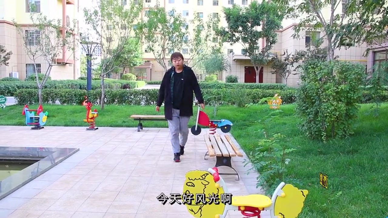 Beauty impersonates park keeper and earns 300 yuan per minute. It's very talented.
