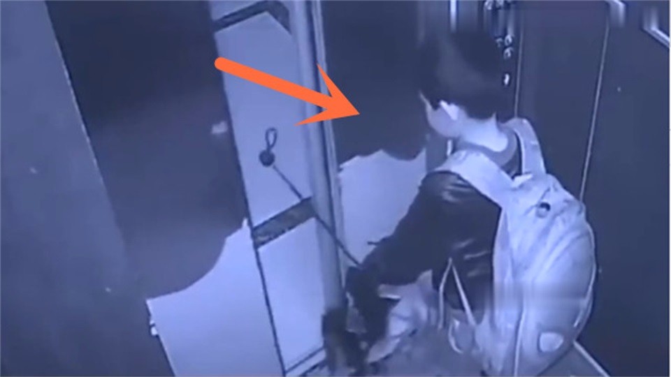 The boy had nothing to do with the elevator, but unexpectedly, the surveillance filmed this scene.