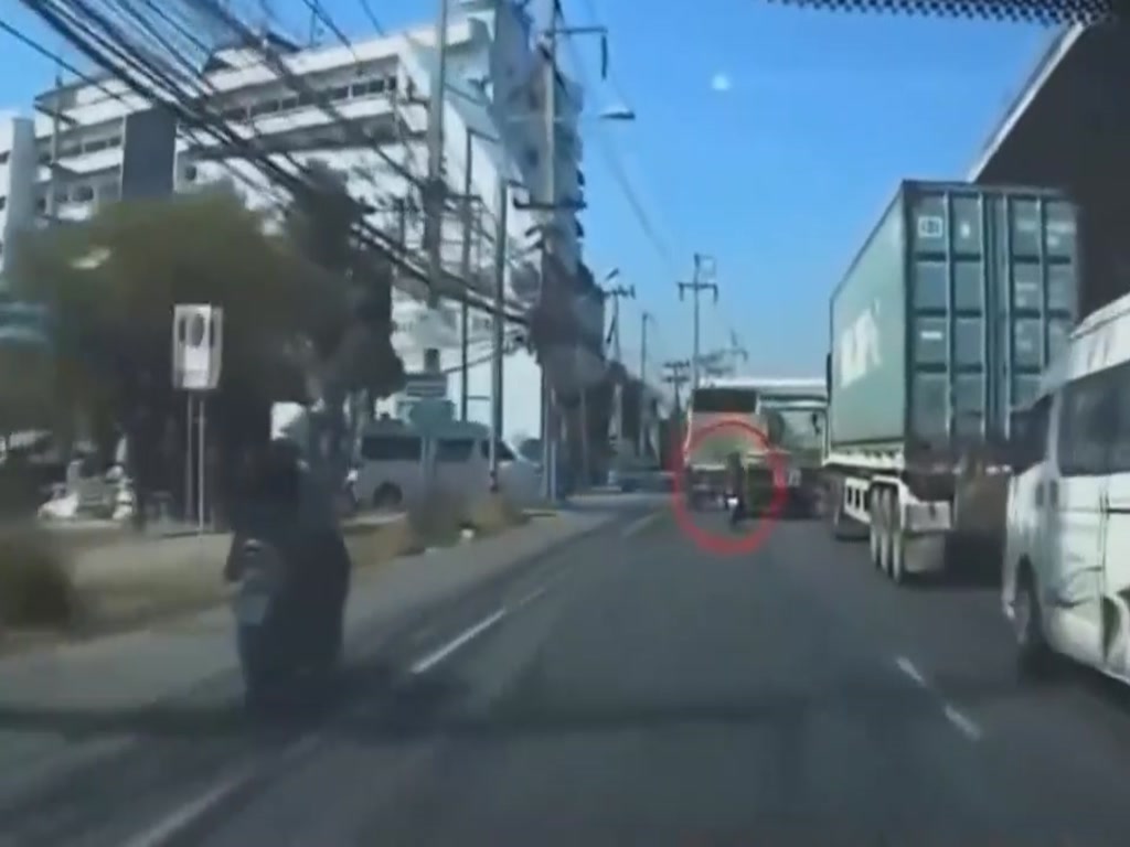 Man driving motorcycle ready to turn, less than 3 seconds to die, surveillance photographed the whole journey.