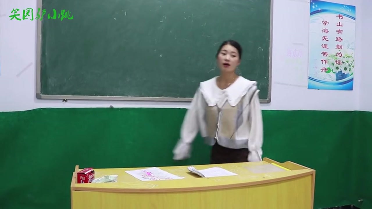 The teacher asked questions about the words related to three o'clock water. Unexpectedly, the students were tearing down the stage and beating their faces. The teacher's face turned green.