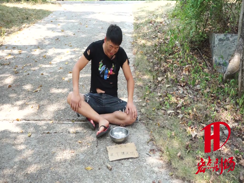 A young man begs for 20,000 yuan a month by the roadside. Passers-by will worship him as a teacher when they see him. What a talent!