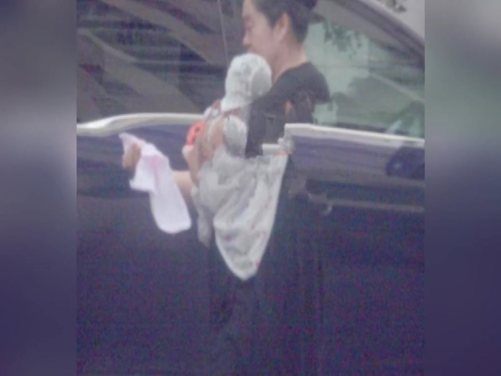 Gao Yuanyuan visited her daughter at a friend's house for the first time. Gao's mother has been clinging to her granddaughter.