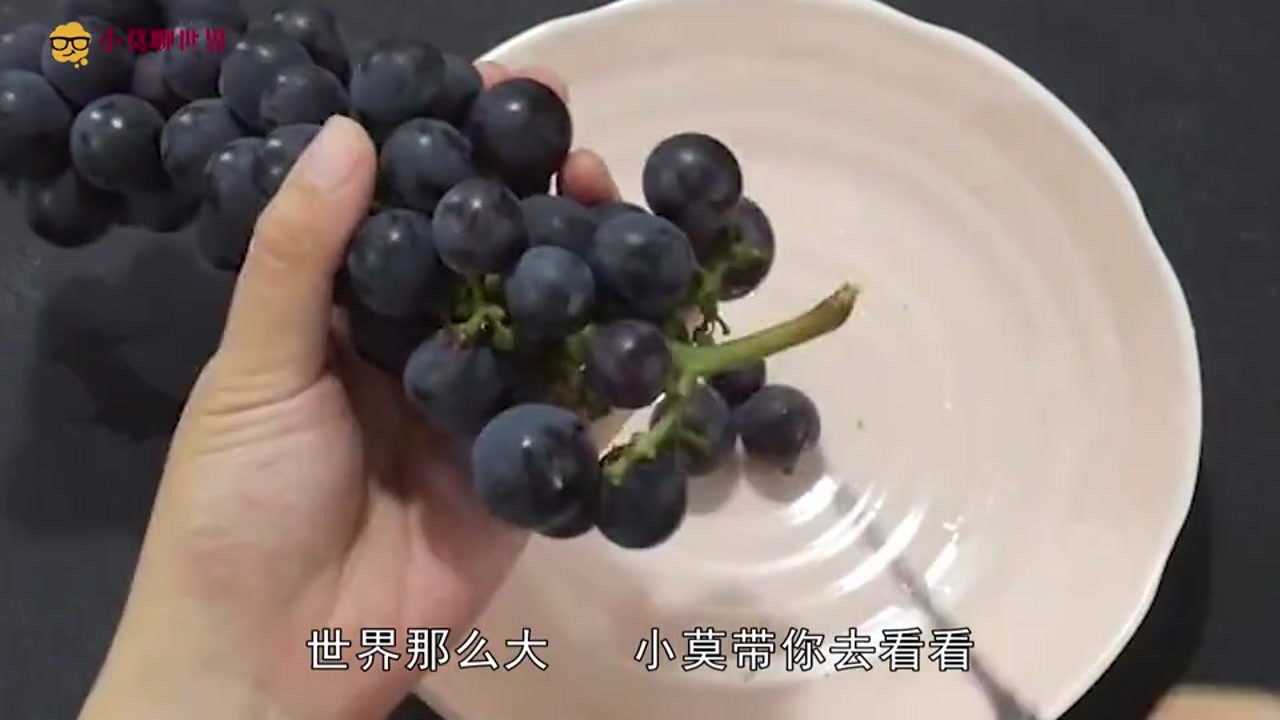 Don't wash grapes with clean water. If they are not clean, teach you a trick. The dirty things run out by themselves! N86