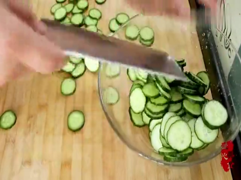 Pickled cucumber with this method, cucumber crisp, with soup taste good, practice to you