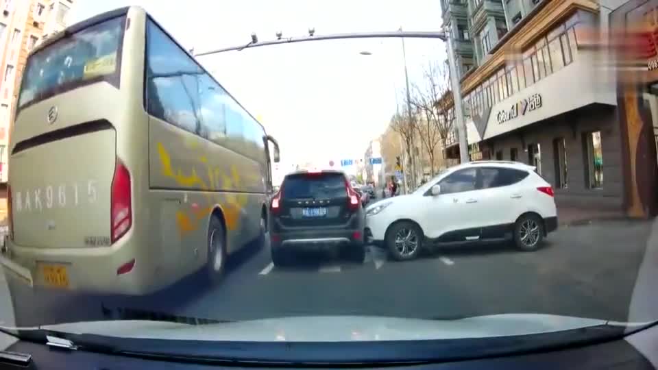 The collision between the car and the car was not clear.