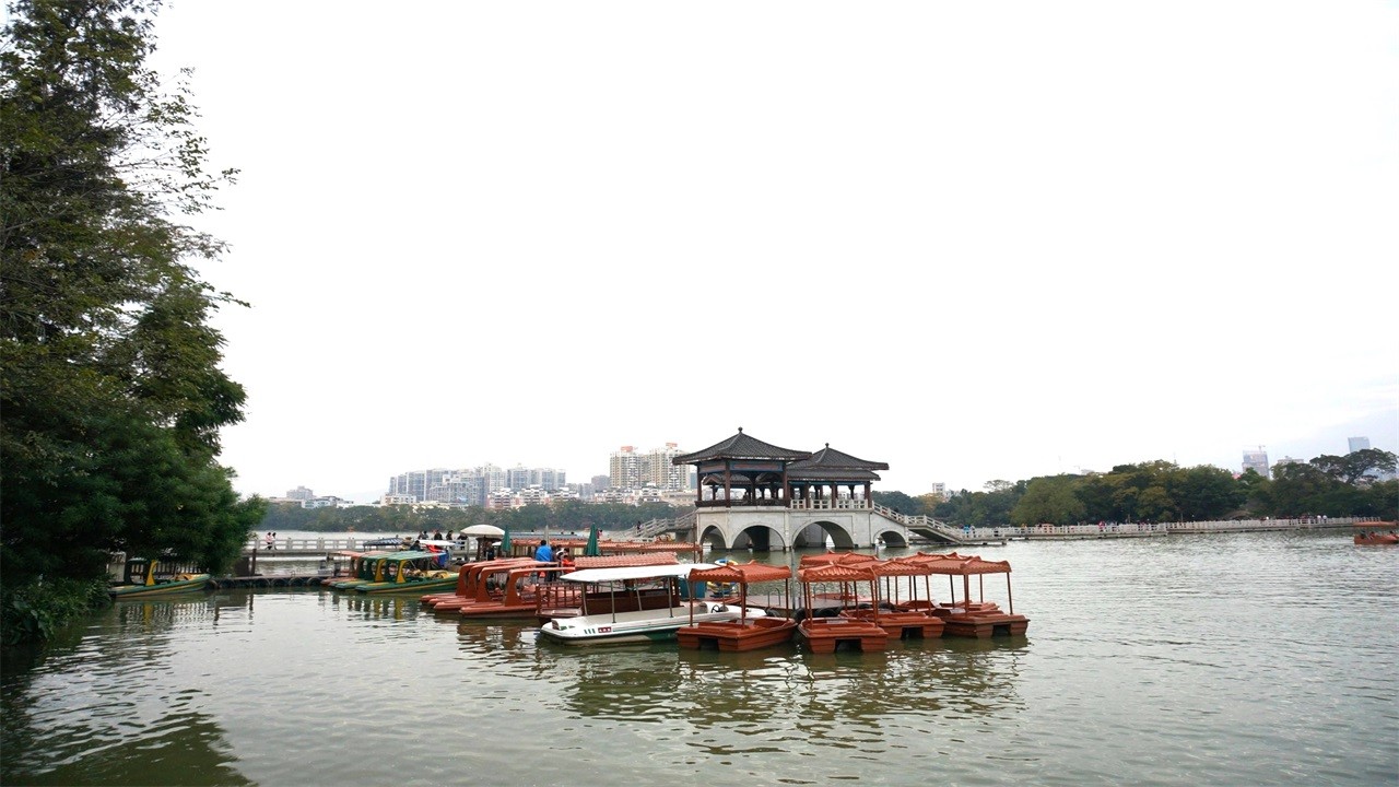 Apart from the West Lake in Hangzhou, there is also one in Huizhou, which is not bad at all.