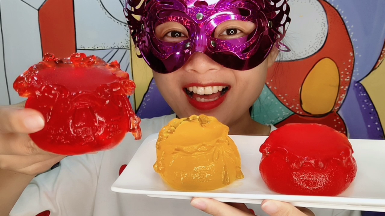 Little sister eats creative "cornucopia jelly", bulging and cute, big mouth satisfied.