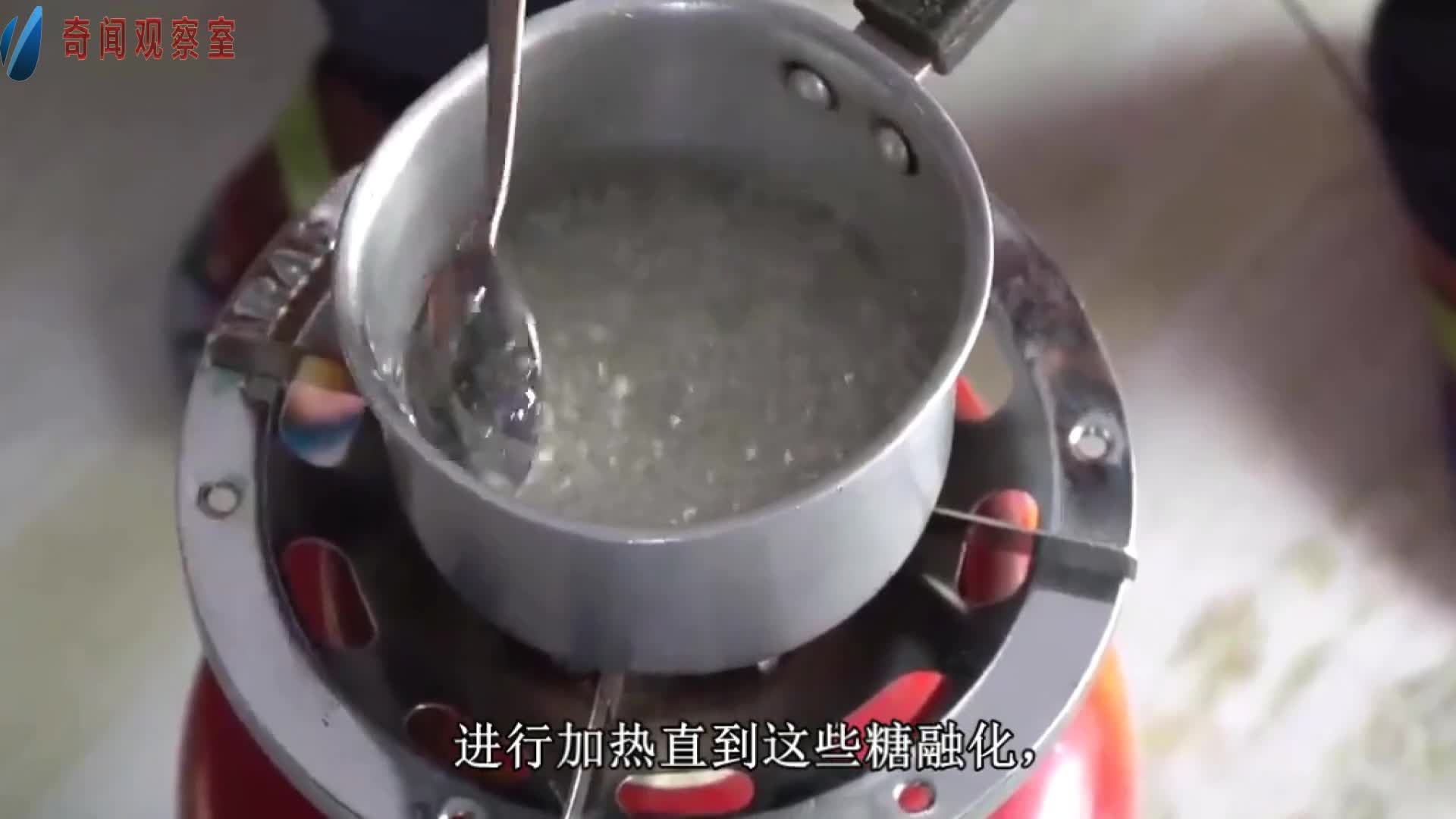 Little brother at home DIY cotton candy machine, making simple and convenient.
